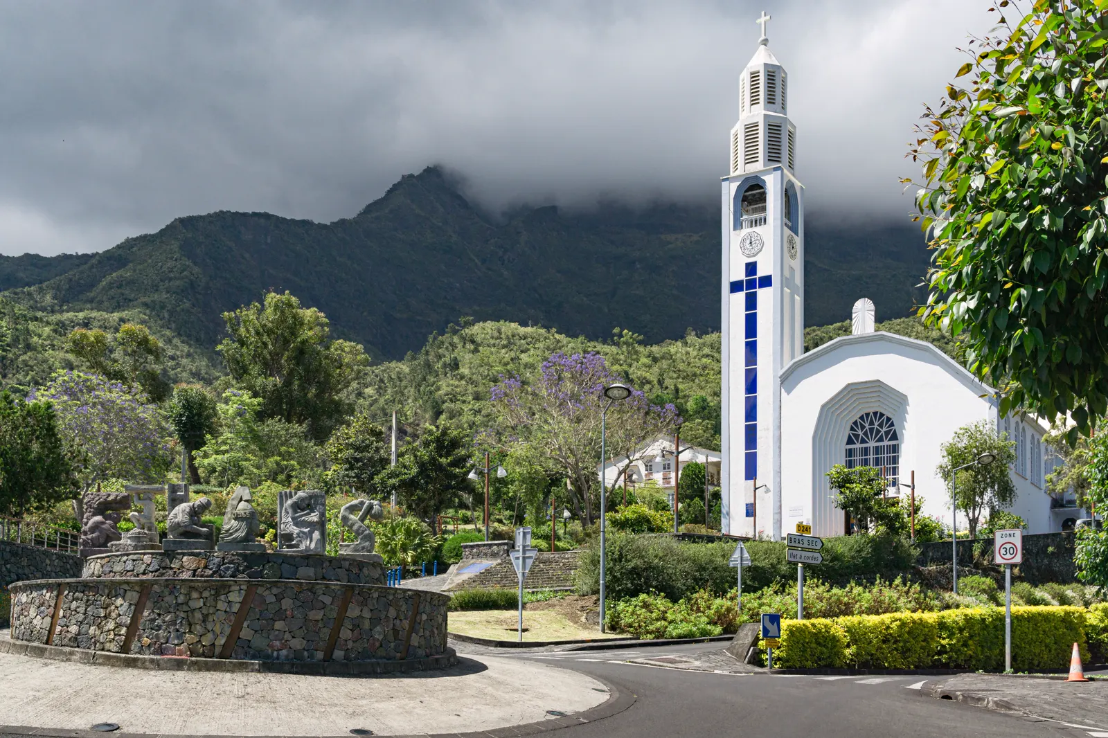 L'église de Cilaos sous la montagne, La Réunion